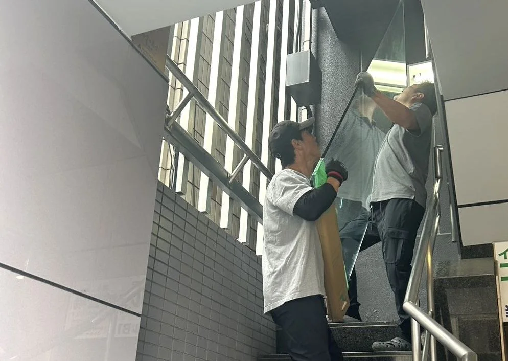 Preparing for delivery by protecting the indoor floor and walls and securely fixing a large appliance